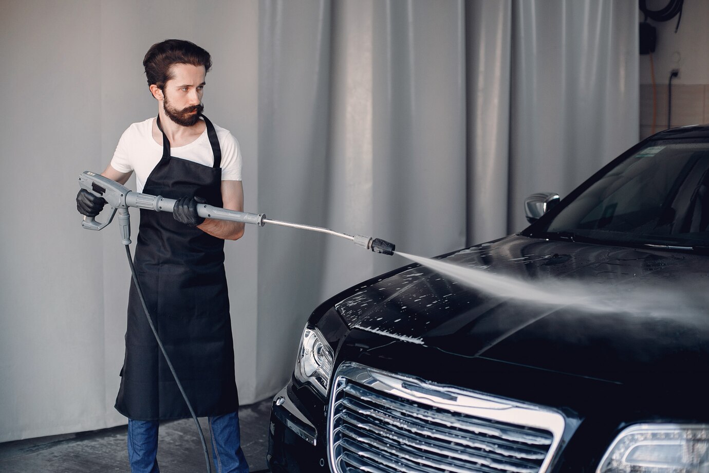 hombre lavando su auto garaje 1157 26058